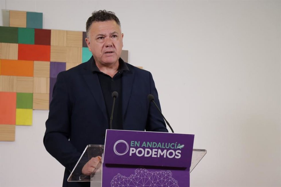 El portavoz adjunto de Por Andalucía y diputado de Podemos, Juan Antonio Delgado, este lunes en rueda de prensa.