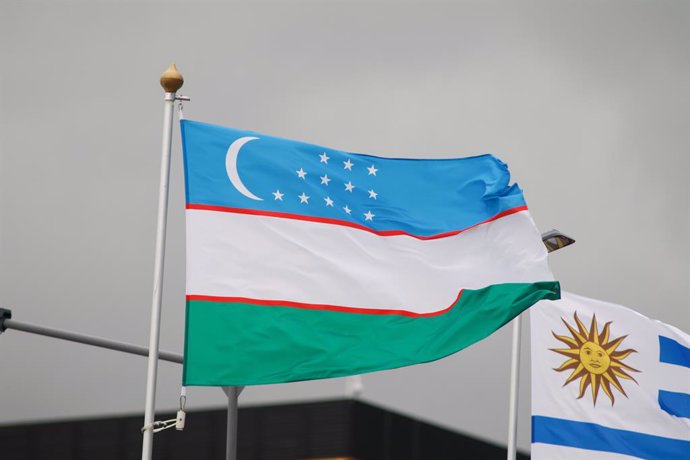 Archivo - Bandera de Uzbekistán en un foro económico en San Petersburgo