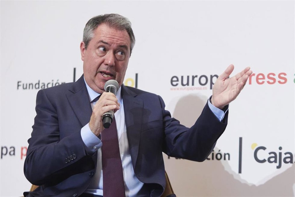 El secretario general del PSOE de Andalucía y Portavoz del Grupo Parlamentario Socialista, Juan Espadas, durante el encuentro informativo organizado por Europa Press Andalucía en la sede de la Fundación Cajasol, a 8 de mayo de 2023 en Sevilla (Andalucía