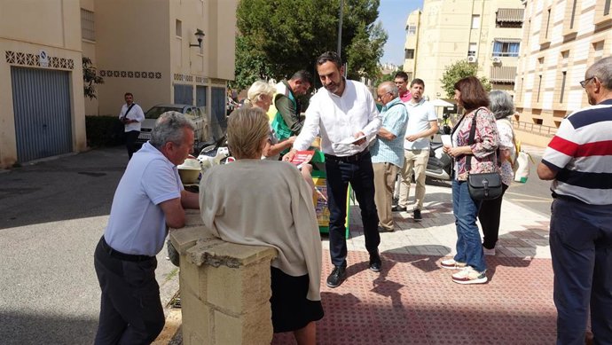 El candidato socialista a la Alcaldía de Málaga, Daniel Pérez, junto a vecinos de Ciudad Jardín