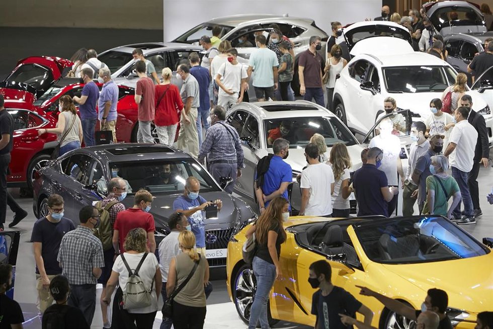 Archivo - Visitantes del Automobile Barcelona.