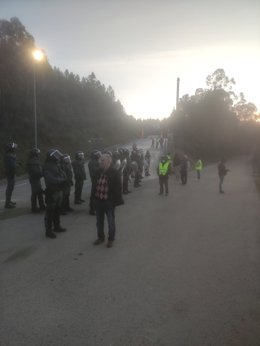 Despliegue policial en el primer día de huelga en la planta de residuos de Meruelo