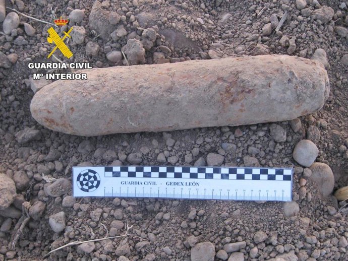 Destruida una bomba de aviación localizada por un agricultor en sus tierras en La Milla del Páramo (León).