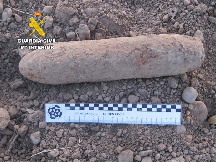 Destruida una bomba de aviación localizada por un agricultor en sus tierras en La Milla del Páramo (León).