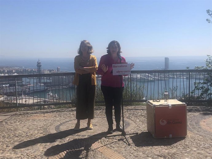 La alcaldesa de Barcelona, Ada Colau, y la teniente de alcalde de Urbanismo, Janet Sanz, en una rueda de prensa