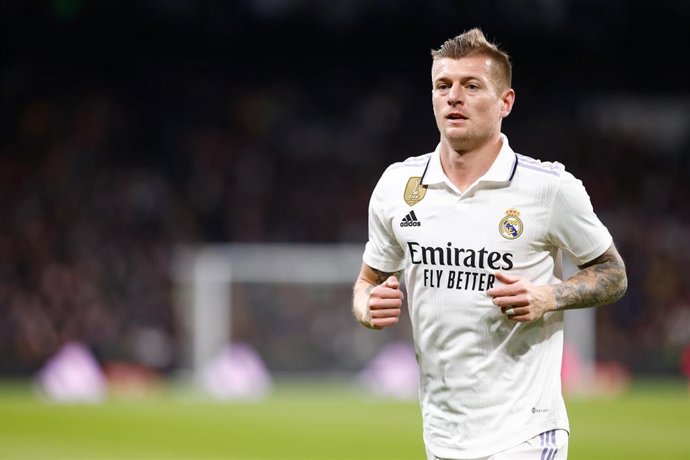 Archivo - El centrocampista alemán Toni Kroos (Real Madrid), durante la ida de las semifinales de la Copa del Rey 2022-2023 ante el FC Barcelona, en el Santiago Bernabéu. 