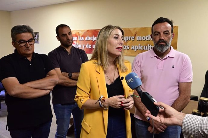 La presidenta del PP de Extremadura, María Guardiola, atiende a los medios tras una reunión con miembros de la Asociación Cacereña de Apicultores.