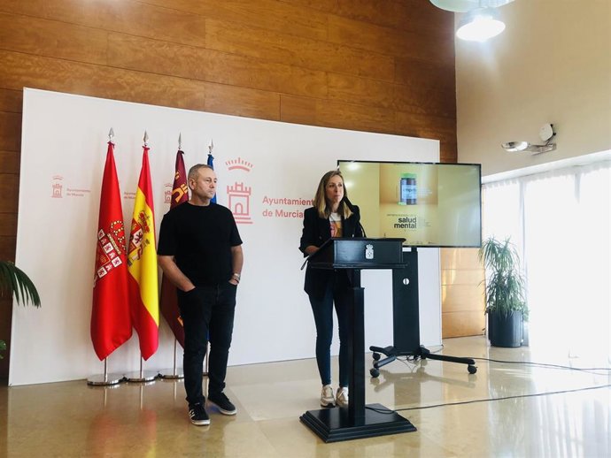 El fotógrafo José Luis Navarro y la concejala de Salud y Transformación Digital, Esther Nevado, que presenta la Semana de la Salud Mental