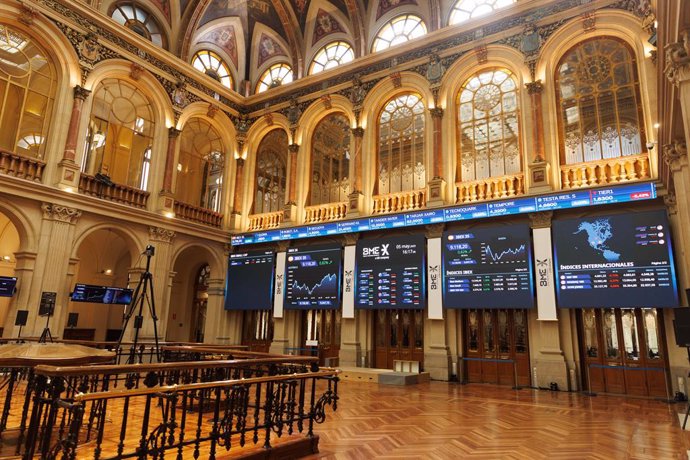 Paneles del Ibex 35 en el Palacio de la Bolsa, a 5 de mayo de 2023, en Madrid (España).  El Ibex 35 ha iniciado la sesión de hoy con una subida del 0,69%, lo que ha llevado al selectivo a situarse en 9.105,71 enteros, en una jornada marcada por la prese