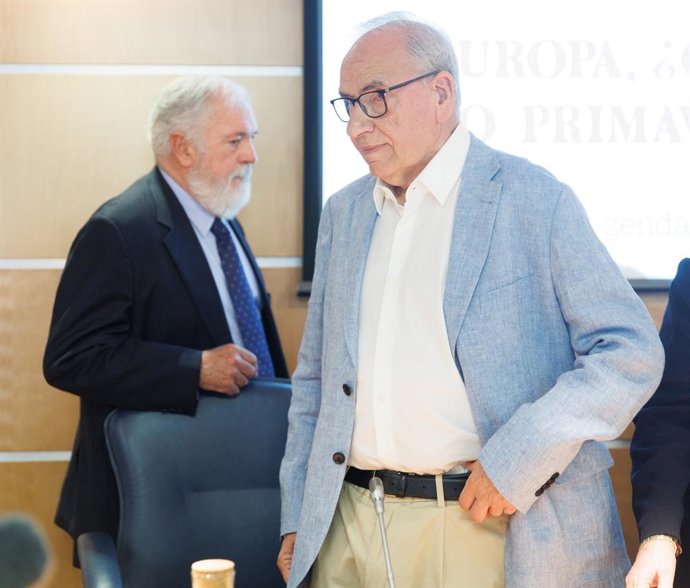El ex comisario europeo Miguel Arias Cañete (i) y el ex vicepresidente del Gobierno Alfonso Guerra (d), durante la presentación del libro 'Europa, ¿otoño o primavera?', en la sede de la Comisión Europea en España, a 8 de mayo de 2023, en Madrid, (España