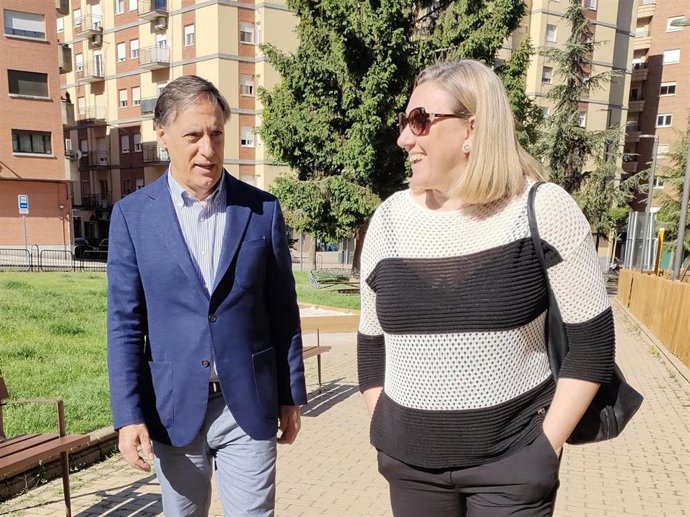 La vicesecretaria de Política Sectorial y Económica del PP de Castilla y León, Isabel Blanco, y el candidato del PP a la Alcaldía de Salamanca, Carlos García Carbayo, antes de la reunión con Famasa