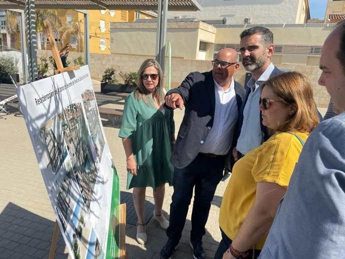 El consejero de Sostenibilidad, Medio Ambiente y Economía Azul, Ramón Fernández-Pacheco, en una visita técnica a las obras que se llevan a cabo en el puerto de la Caleta de Vélez, en la localidad malagueña de Vélez-Málaga.