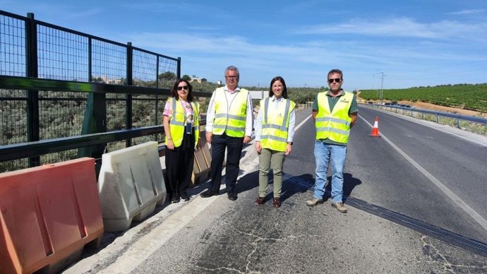 El alcalde de Puente Genil, Esteban Morales, y la delegada de Fomento, Cristina Casanueva (centro), en la visita técnica a la obra de la carretera A-318.