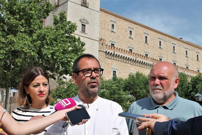 Elcoordinador de Izquierda Unida en Castilla-La Mancha, Juan Ramón Crespo, y la portavoz federal de Izquierda Unida y eurodiputada de Izquierda Unida-The Left, Sira Rego.