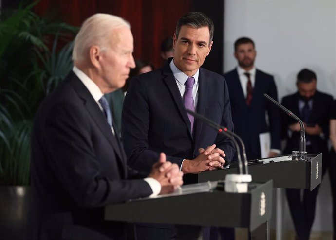 Archivo - El presidente del Gobierno, Pedro Sánchez, comparece tras su reunión con el presidente de Estados Unidos, en el Palacio de La Moncloa, en una imagen de archivo