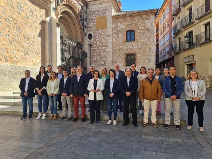 La alcaldesa de Teruel, Emma Buj, con los restantes miembros la candidatura del PP.
