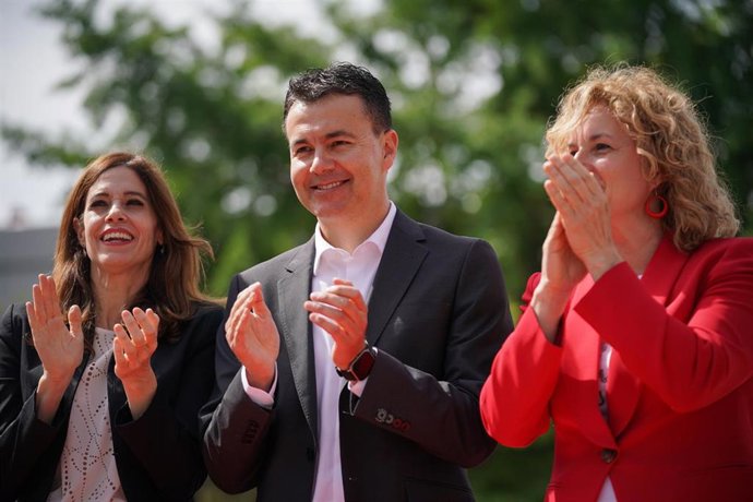 El ministro de Industria, Comercio y Turismo, Héctor Gómez, junto a Maider Etxebarria y Crisatina González en Vitoria-Gasteiz