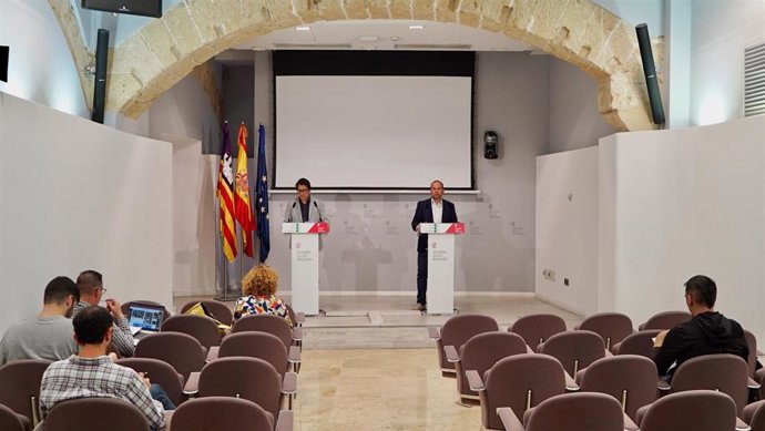 El portavoz del Govern y conseller de Modelo Económico, Turismo y Trabajo, Iago Negueruela, y el conseller de Medio Ambiente y Territorio, Miquel Mir, en rueda de prensa.