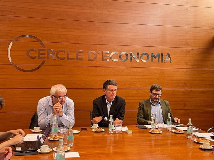 El presidente del Cercle d'Economia, Jaume Guardiola (centro), junto al director general de la entidad, Miquel Nadal (izq), en un desayuno informativo.