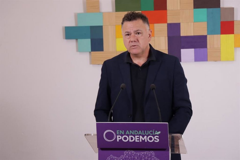 El portavoz adjunto de Por Andalucía y diputado representante de Podemos, Juan Antonio Delgado, este lunes en rueda de prensa.
