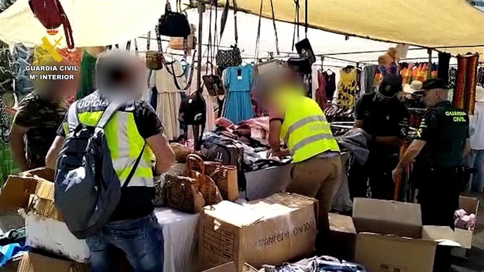 Agentes de la Guardia Civil interviniendo prendas y artículos falsificados