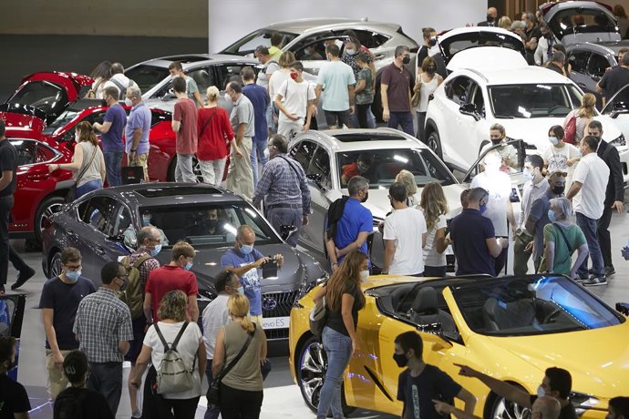 Archivo - Imatge dels visitants de l'Automobile Barcelona