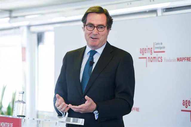 El presidente de la CEOE, Antonio Garamendi (i) y el secretario general de UGT, Pepe Álvarez (d), se saludan durante el segundo encuentro de ‘El Mundo’, en el Hotel Westin Palace