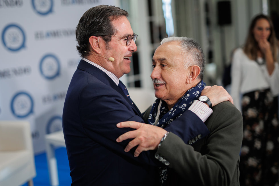El presidente de la CEOE, Antonio Garamendi (i) y el secretario general de UGT, Pepe Álvarez (d), se saludan durante el segundo encuentro de El Mundo, en el Hotel Westin Palace