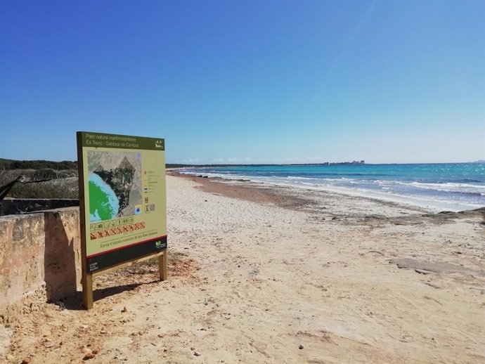 Archivo - Señalización informativa en el parque natural Es Trenc-Salobrar de Campos.