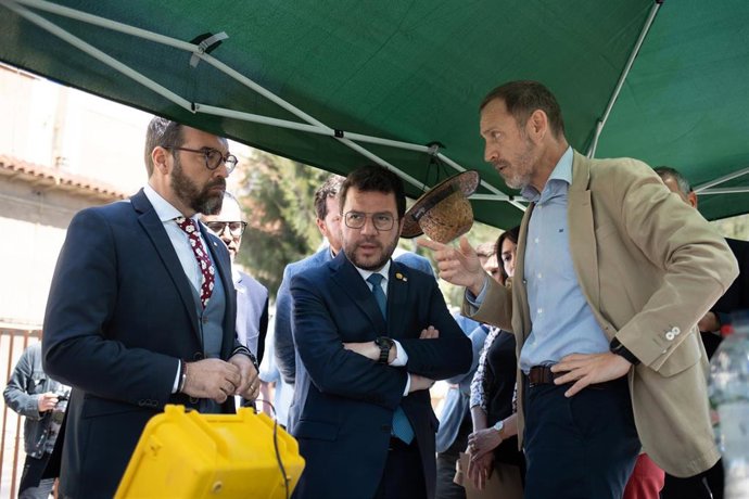 (I-D) El Conseller De Territorio, Juli Fernndez; El Presidente De La Generalitat, Pere Aragons, Y El Director General De Adif, ngel Contreras, Durante La Visita A La Estación De Gav.
