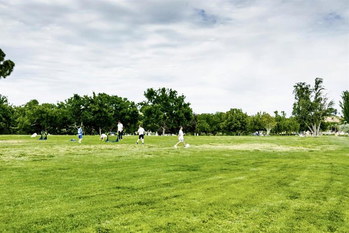 Varias personas juegan al fútbol en el Parque Juan Carlos I, a 29 de abril de 2023, en Madrid (España). La Agencia Estatal de Meteorología (Aemet) ha anunciado para hoy, 29 de abril, temperaturas en descenso notable en gran parte de la región, rondando 