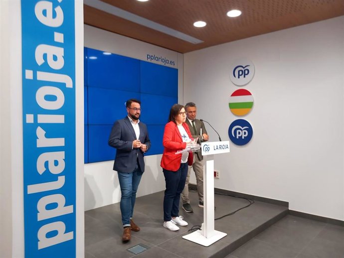 La secretaria de Interior del PP, Ana Vázquez, comparece ante los medios en Logroño