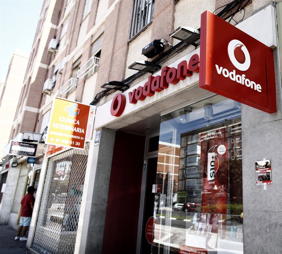 Archivo - Imagen de una tienda de la compañía telefónica Vodafone en Madrid.