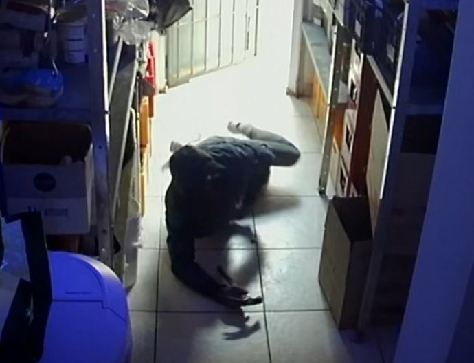 Imagen de un hombre robando establecimiento de Palma