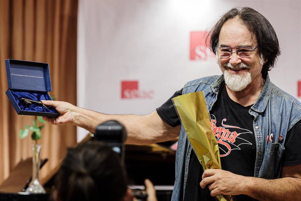 El bajista José Luis Campuzano 'Sherpa' posa con la llave de la Casa de los Autores entregada a creadores que cumplen 50 años en la Sociedad General de Autores y Editores (SGAE), en la sede de la SGAE, a 8 de mayo de 2023, en Madrid, (España). 