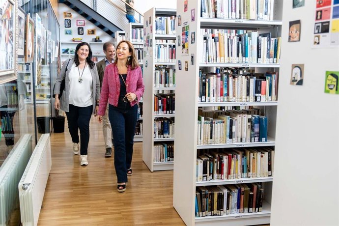 Natalia Chueca, Paloma Espinosa y Ángel Lorén visitan la biblioteca Benjamín Jarnés