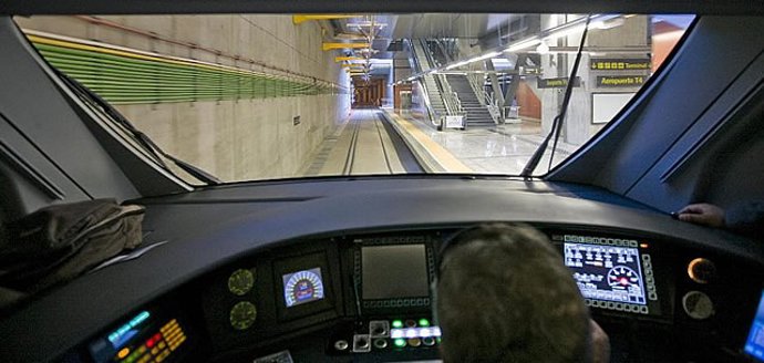 Maquinista de uno de los servicios ordinarios de Renfe.