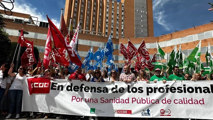 Concentración de sindicatos para reclamar la implantación de las 35 horas semanales