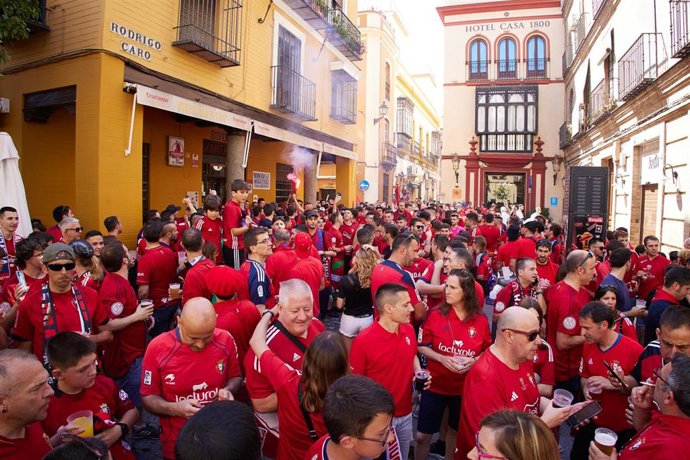 Aficionados de Osasuna en Sevilla.
