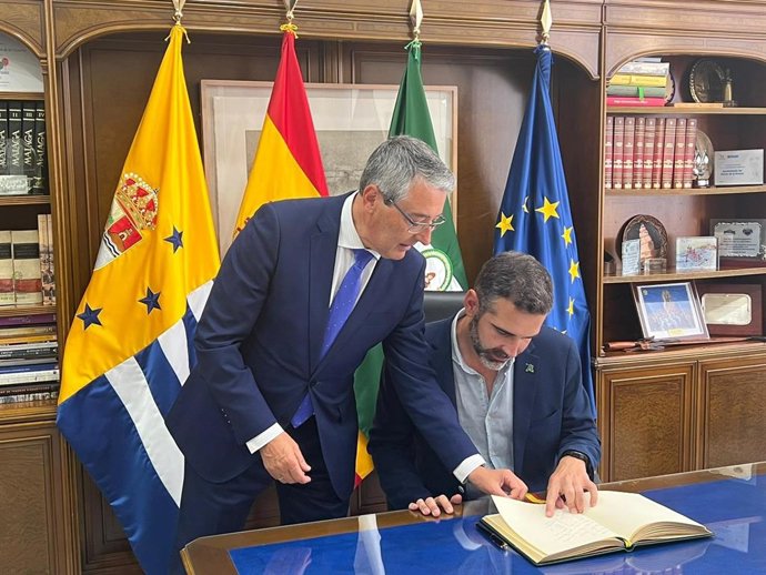 El consejero firma en el libro de honor del Ayuntamiento de Rincón de la Victoria ante su alcalde, el también presidente de la Diputación de Málaga, Francisco Salado.