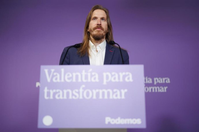 El portavoz de Podemos, Pablo Fernández, durante una rueda de prensa, en la sede de Podemos, a 8 de mayo de 2023, en Madrid (España). 