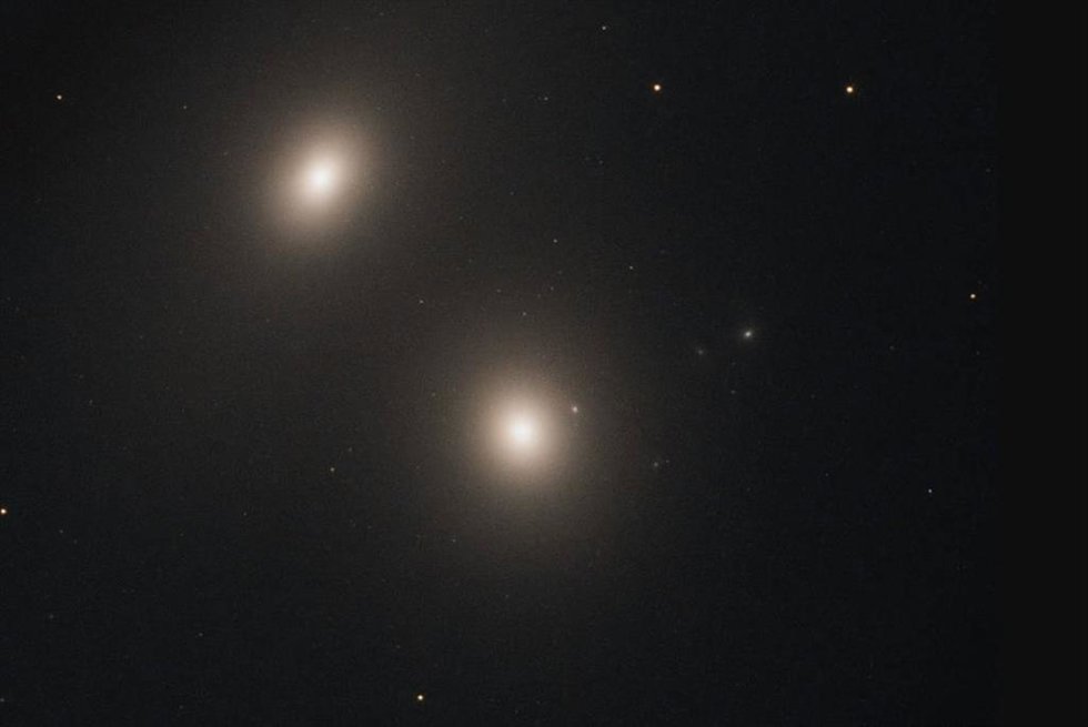 Galaxias NGC 545 y NGC 547 (abajo)