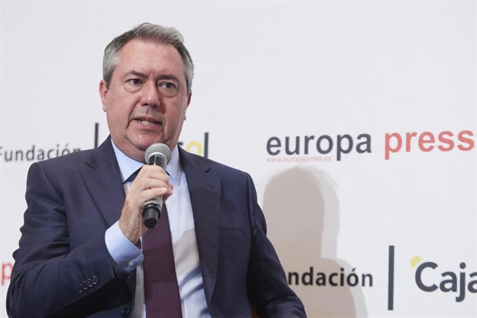 El secretario general del PSOE de Andalucía y Portavoz del Grupo Parlamentario Socialista, Juan Espadas, durante el encuentro informativo organizado por Europa Press Andalucía en la sede de la Fundación Cajasol, a 8 de mayo de 2023 en Sevilla (Andalucía