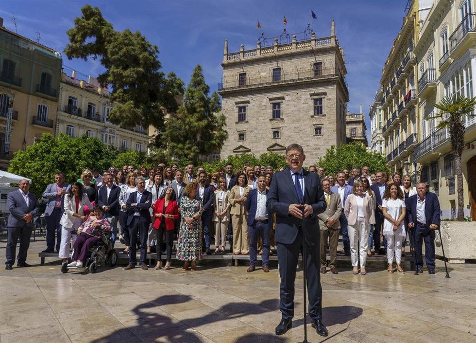El 'president' de la Generalitat y candidato socialista a la reelección, Ximo Puig, habla ante los medios tras su foto de candidatura.