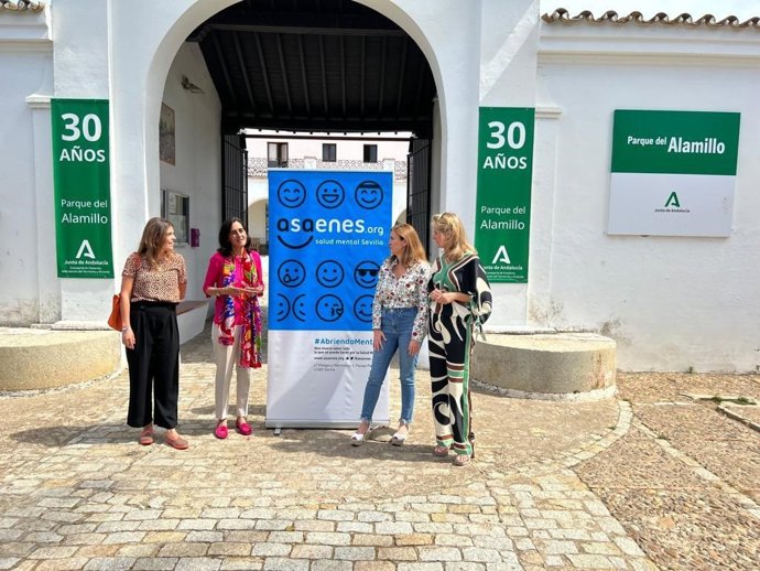 Presentación en el Alamillo de la carrera #Abriendomentes por parte de la presidenta de Asenes, Ana Cirera, y la delegada territorial de Fomento, Articulación del Territorio y Vivienda en Sevilla, Susana Cayuelas.