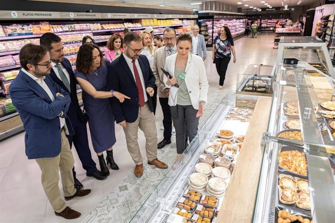 Visita del alcalde de Lorca, Diego José Mateos, y miembros de la Corporación, a la nueva tienda de Mercadona en la ciudad