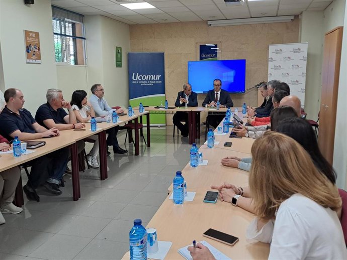 El consejero de Educación, Formación Profesional y Empleo, Víctor Marín, firma un convenio con el presidente de Ucomur, Juan Antonio Pedreño, para promocionar la Formación Profesional Dual entre las empresas asociadas.