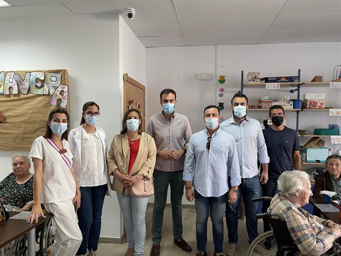 Isaac Reyes (centro) y Alberto Mayoral (2 dcha.), en un encuentro con mayores en Villanueva de Córdoba.