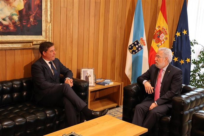 El delegado del Gobierno en Galicia, José Ramón Gómez Besteiro, y el presidente del Parlamento de Galicia, Miguel Santalices, en la reunión