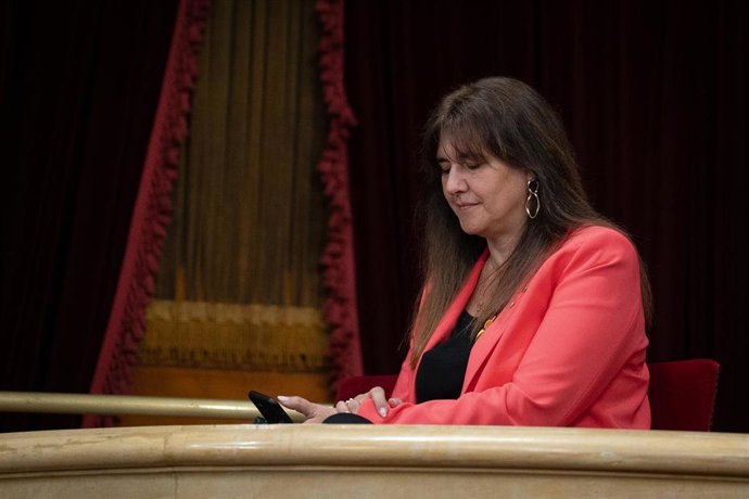 La presidenta de Junts y expresidenta del Parlament, Laura Borrs, durante una sesión plenaria en el Parlament, a 19 de abril de 2023, en Barcelona, Catalunya (España). Esta semana, se vota durante el pleno si reprueba al conseller de Derechos sociales,
